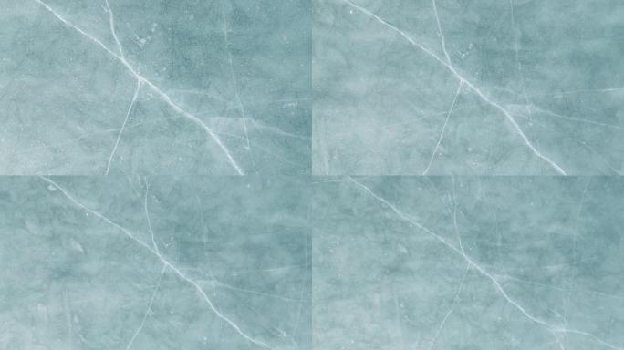 蓝色碎冰特写，自然背景，俯视图。