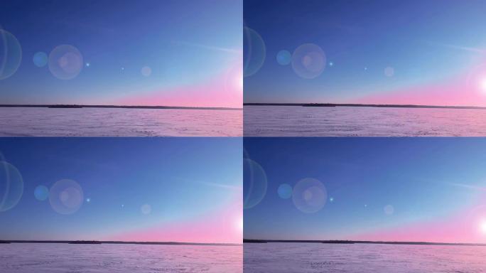粉红色与蓝色日落冬季视频在运动。沿路的冬季景观。
