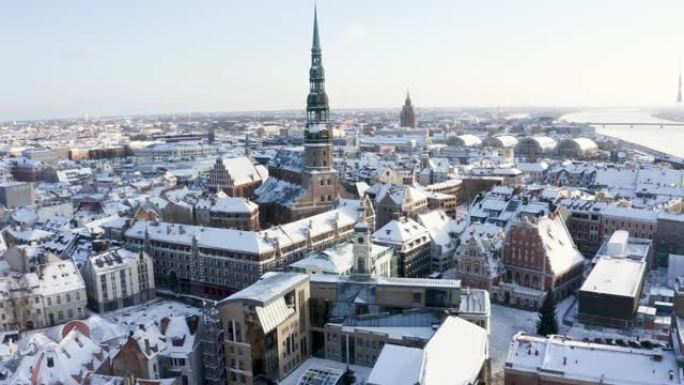 拉脱维亚阳光明媚的冬日里加老城的全景鸟瞰图。