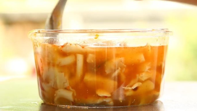 碗中的辣鸡汤或汤姆百胜凯