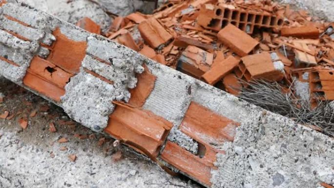 腐烂的混凝土和砖块，在建筑中使用劣质材料，不耐用的混凝土，腐烂的混凝土和生锈的铁，