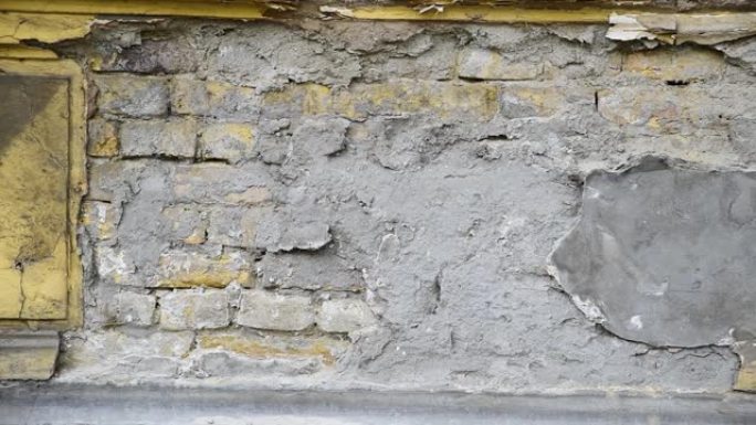 旧房屋或建筑物的地基基础不良，砖砌背景下的石膏外墙