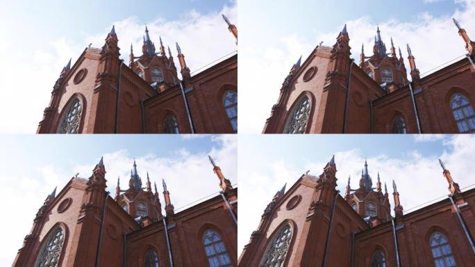 圣母玛利亚圣母无染原罪大教堂，俄罗斯莫斯科。行动。蓝天背景上的新哥特式天主教大教堂的底视图。