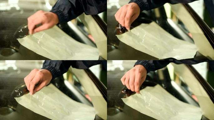 Man专业消除汽车挡风玻璃上的裂纹净化多余的聚合物