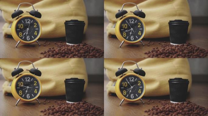 延时。带有闹钟的复古时钟，在时钟上运行箭头，在时钟的指针上显示7点。一杯咖啡和咖啡豆。特写-