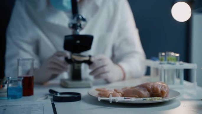 实验室助理测试转基因鸡。食品质量控制工作者在显微镜下检查样品。食品中残留的转基因抗生素。食品技术。食