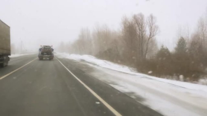 冰雪和暴风雪中的可怕道路，交通拥堵，疏散汽车