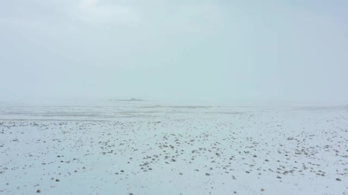 怀俄明州冬季场景中的雪的航拍视频