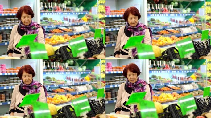 可爱的奶奶在杂货店买菜。