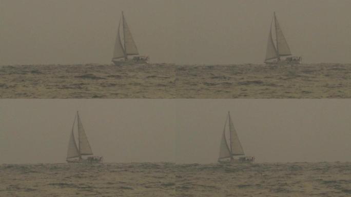 帆船双体船正在海上暴雨中奔跑。