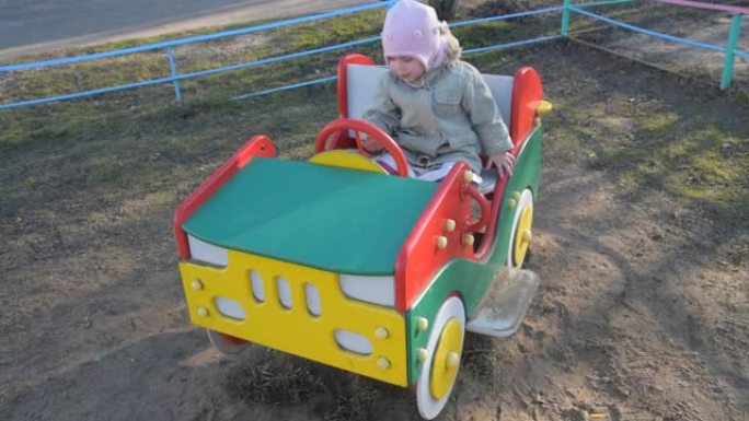 孩子，女孩玩耍，坐在木制玩具车里是它骑的
