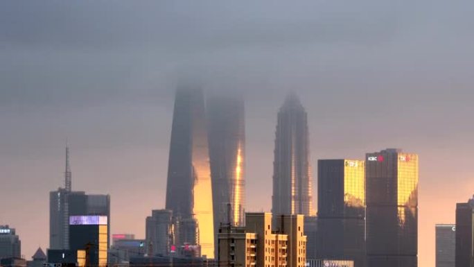 中国雷雨中日落时分的上海摩天大楼