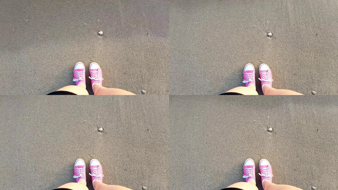 沙滩上的帆布鞋