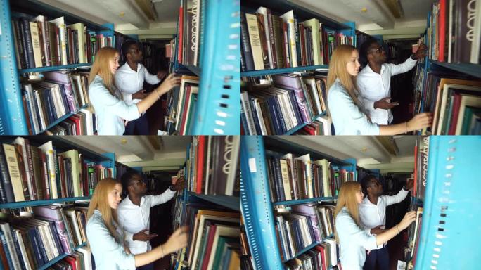两名年轻的高加索女学生在图书馆选书