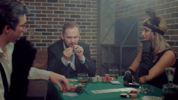 穿西装的人用一根火柴点燃雪茄。和有钱漂亮的人一起玩扑克。