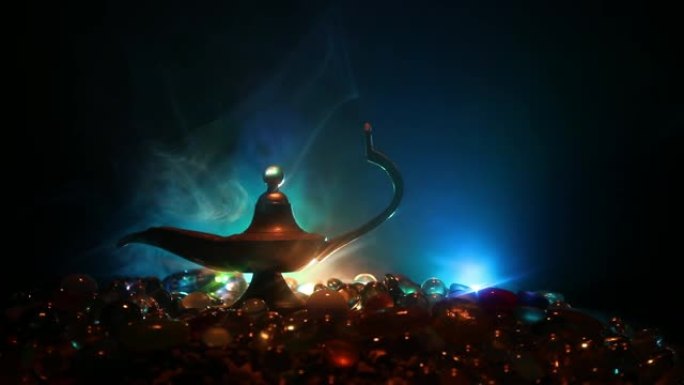 仿古阿拉丁阿拉伯之夜精灵风格油灯，柔和的白色烟雾，深色背景。愿望之灯概念
