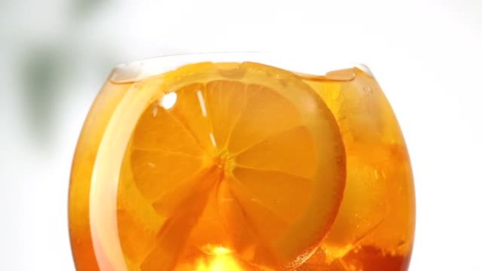 Spritz鸡尾酒的特写镜头，橙色切片和冰块在白色背景上打开