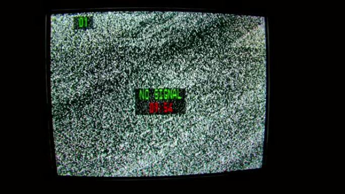 旧电视屏幕显示静态噪声和信息无信号。信号接收不良引起的白噪声电视显示。特写