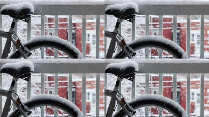 暴风雨中自行车的车轮和鞍座被雪覆盖的特写镜头