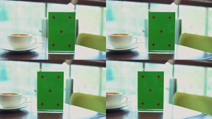 模拟咖啡店桌子上的绿屏招牌