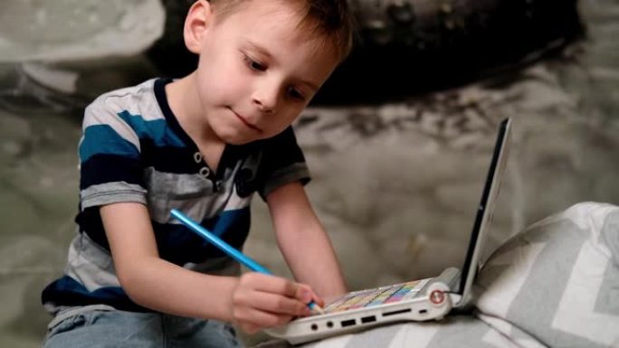 一个小男孩在远程学习时画了一台笔记本电脑。无聊，学习时自我放纵。