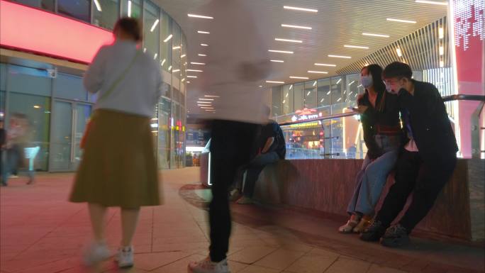城市夜晚商场广场人流延时夜景视频素材
