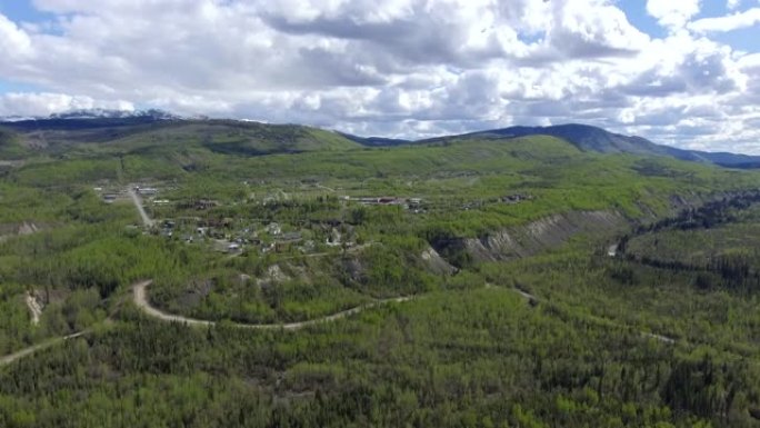 加拿大北部一个荒野社区的鸟瞰图