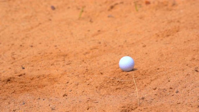 高尔夫球手慢动作在夏季高尔夫球场的沙坑上打挥杆高尔夫球