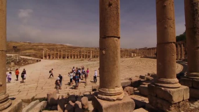 古罗马古城Jerash和游客在Jerash，约旦。