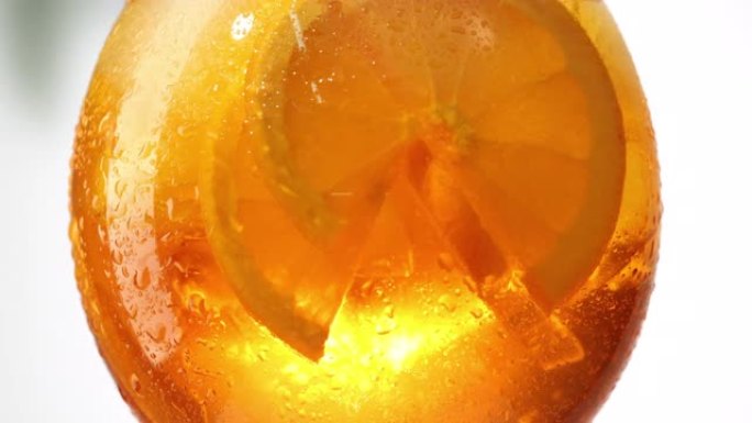 湿橙色冰镇鸡尾酒杯特写打开白色背景