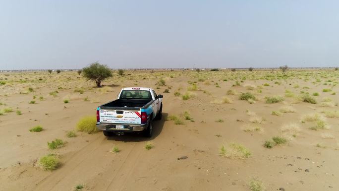 一辆车在马路上行驶 一辆白色的车在沙漠中行驶 公路