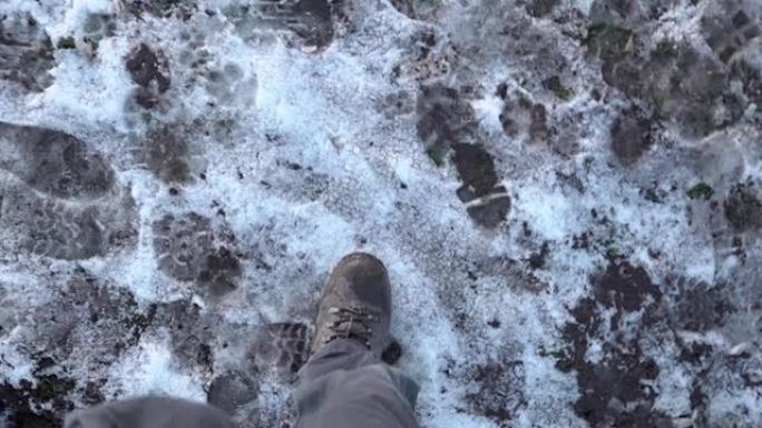 腿在雪和泥上行走时的视点镜头