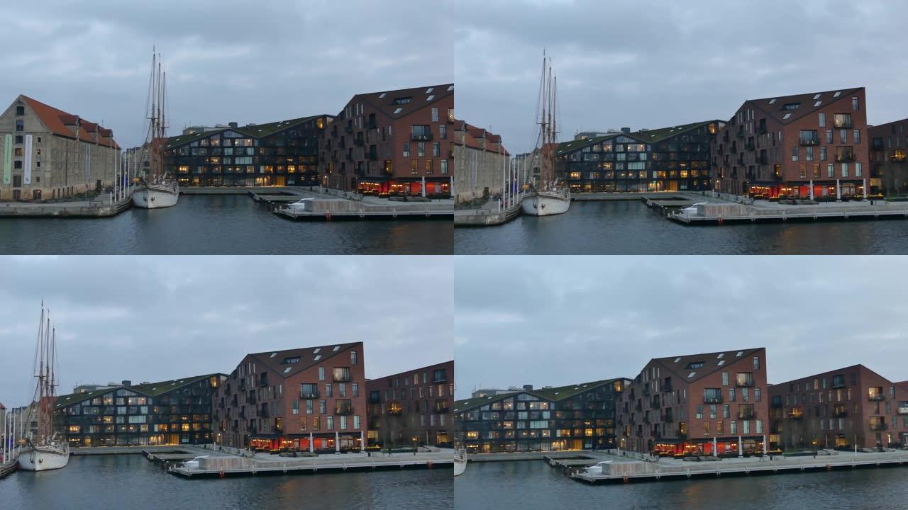 克里斯蒂安沙文区居民楼景观。哥本哈根房地产。码头上有船和船。私人住宅的窗户。