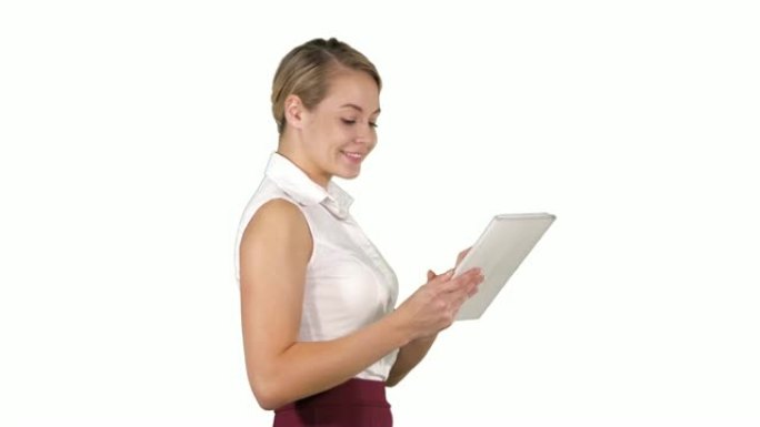 现代女商人在白色背景上行走时使用平板电脑