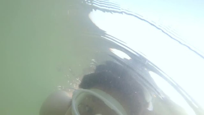 快乐的亚洲男孩在海底潜水，看着相机，生活方式的概念。