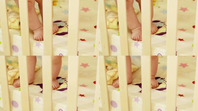 婴儿床中的脚男婴