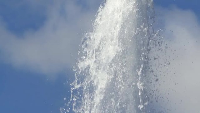 从迷人的城市喷泉向蓝天喷射水。高压飞溅。