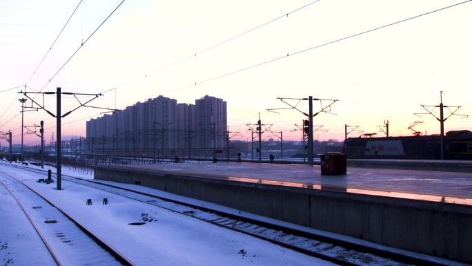 白雪中的铁轨 一辆动车在铁轨上行驶 高铁