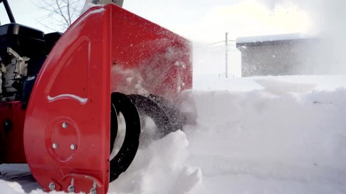 降雪后扫雪机清理积雪