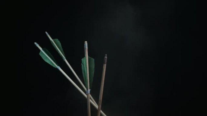 绿木箭头旋转360度。美丽的烟雾背景。中世纪武器是手工制作的。