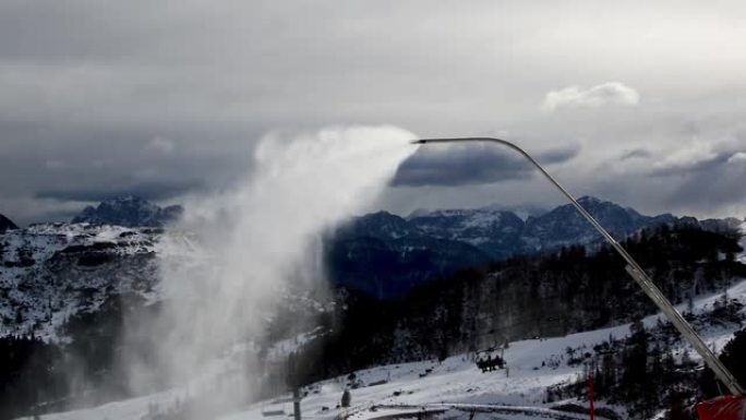 雪炮正在滑雪场制造人造雪。