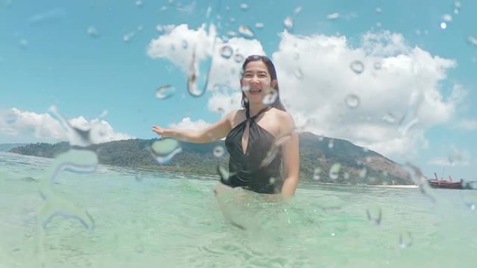 夏季亚洲女人在海滩上尽情泼水和放松超级慢动作