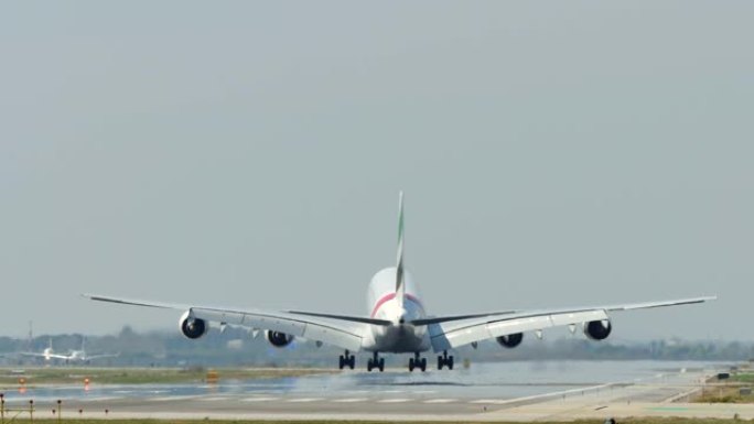 商用空中客车A380巨型喷气式飞机降落