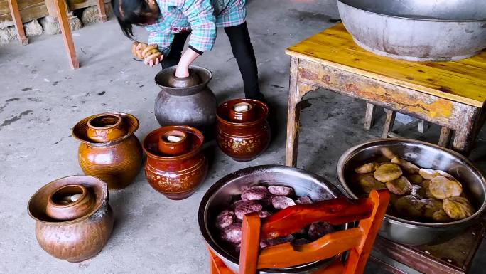 传统手工糯米糍粑工艺7装入陶坛