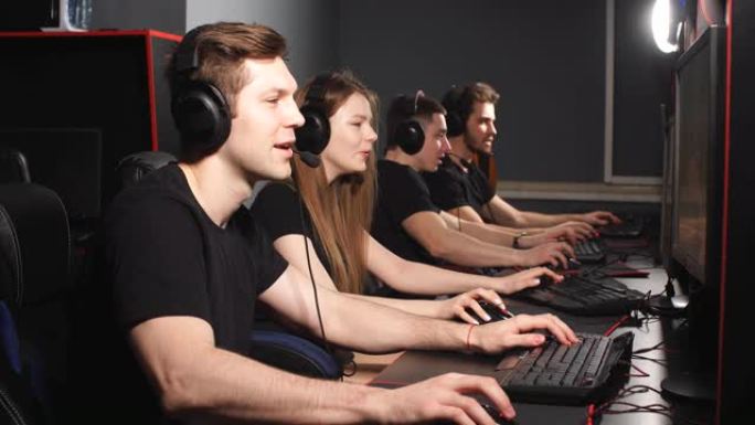周末，年轻玩家们在电脑游戏俱乐部玩电子游戏