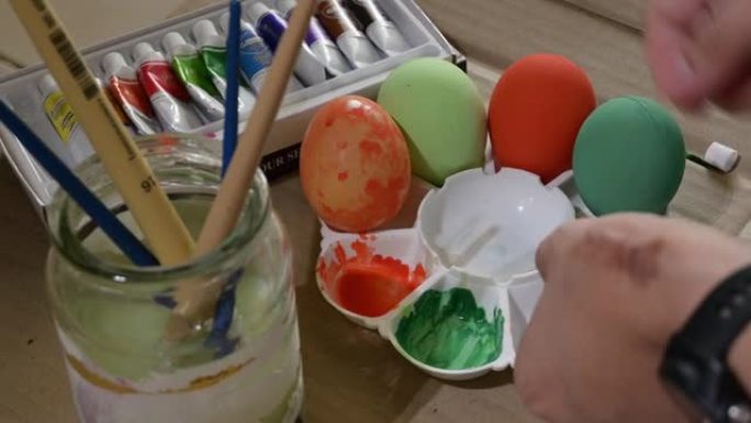 人们在彩蛋准备上使用水彩画设计来庆祝复活节快乐