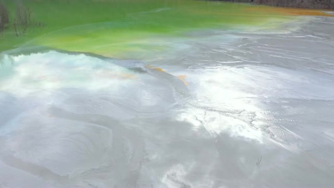 飞越彩色采矿化学残留物的图案，金矿的氰化物自然污染。生态灾难，4k空中无人机视图