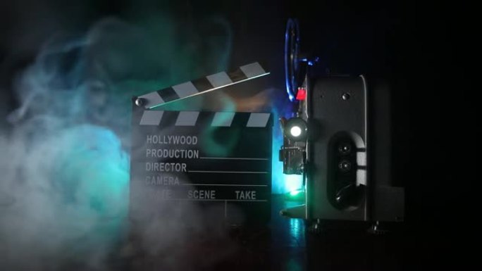 黑色背景上有雾和光线的老式电影放映机。电影制作的概念。选择性聚焦
