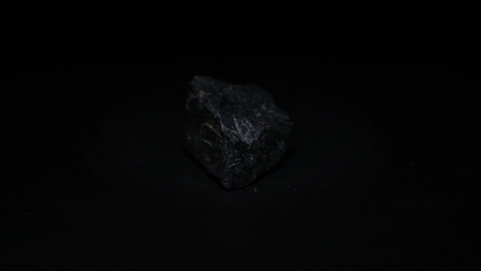 黑柱石含钙铁的岛状含水硅酸岩矿物标本