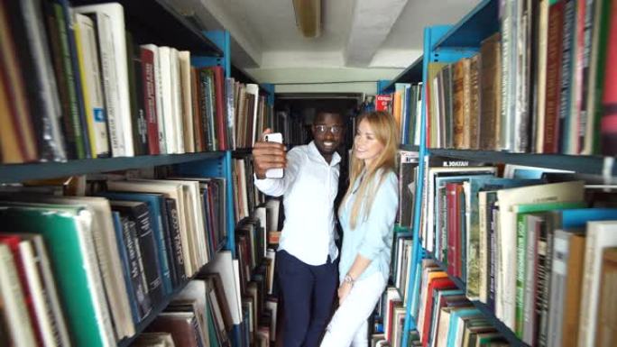 两名年轻的女学生在图书馆选书